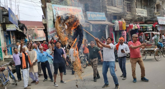 वीरगन्जमा राजावादीले जलाए केपी ओलीको पुत्ला
